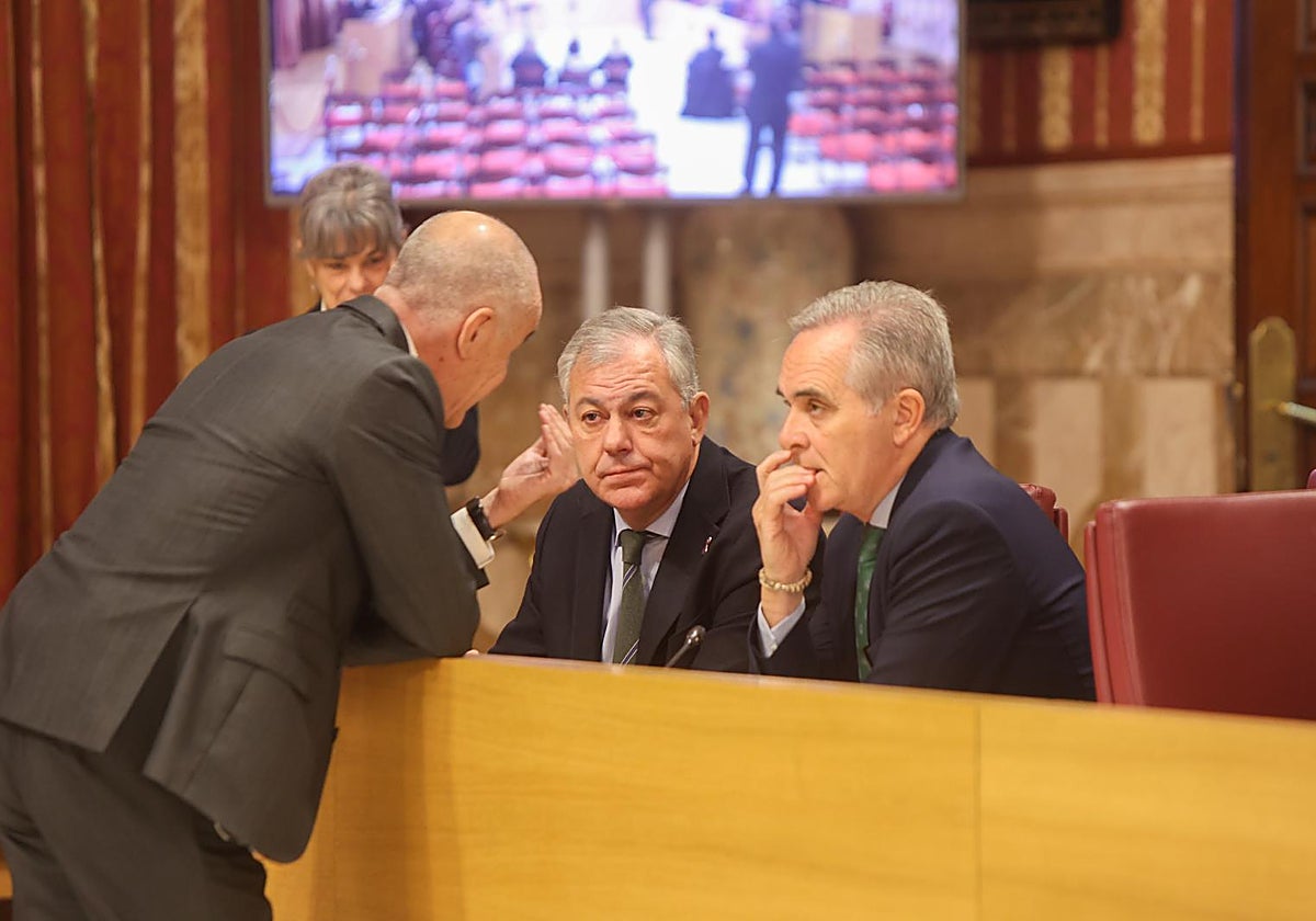 El alcalde Sanz y el delegado de Hacienda junto al portavoz del PSOE, Antonio Muñoz
