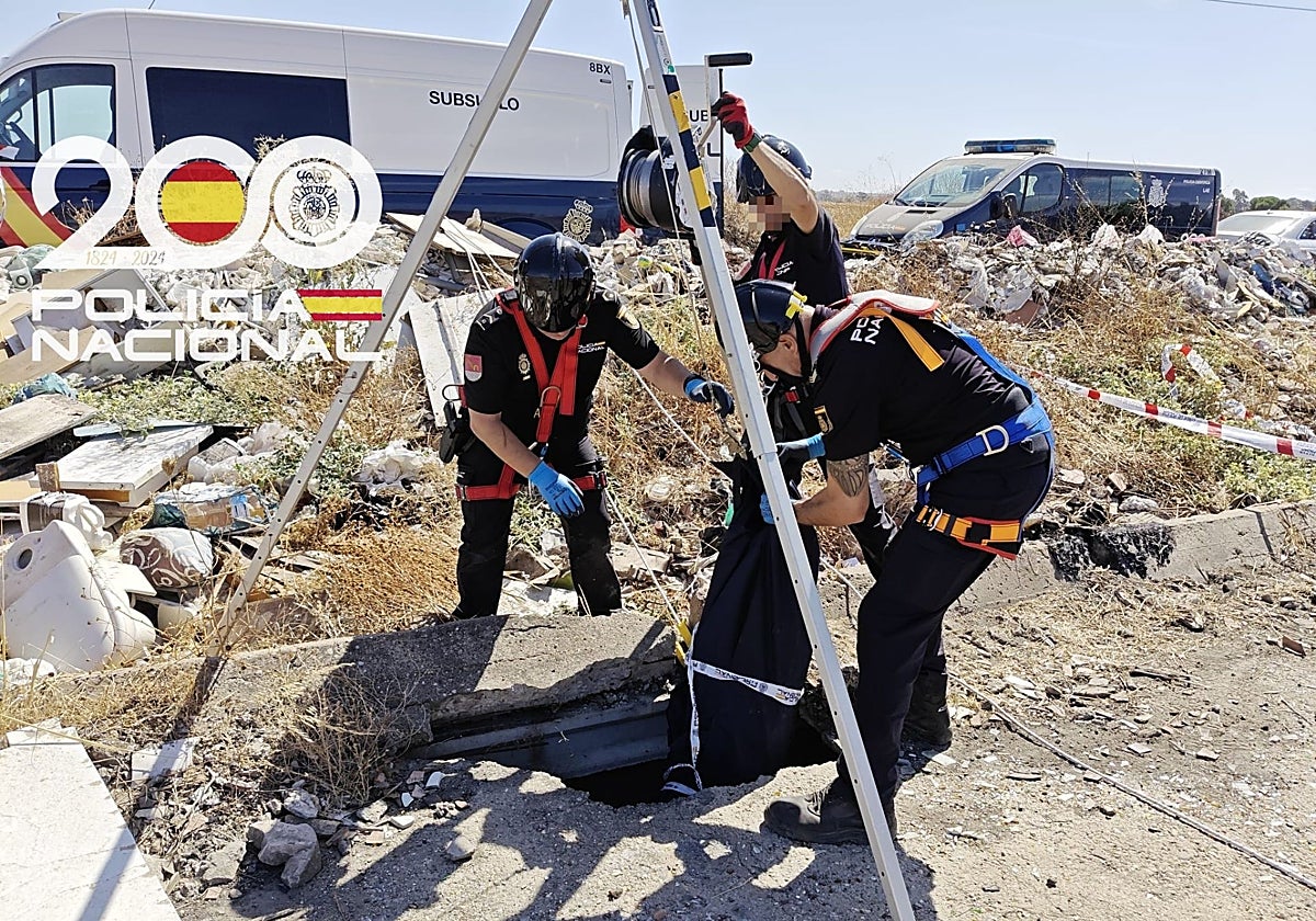Los agentes de la Policía Nacional sacando el cadáver del Canal de los Presos
