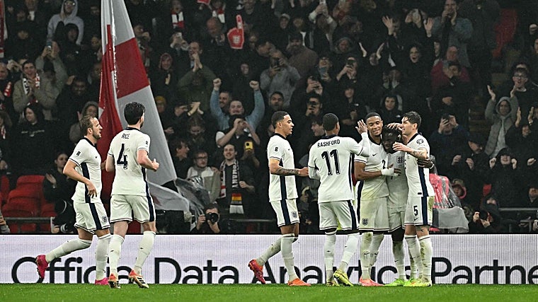 La selección inglesa celebra ante Serbia el gol de Bukayo Saka en los duelos clasificatorios del Mundial ante Serbia