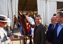 Juanma Moreno visita Sicab junto al comisario europeo de Agricultura