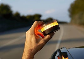 Comprar una baliza del coche barata puede costarte hasta 200 euros de multa: ¿cómo diferenciar las homologadas por la DGT?