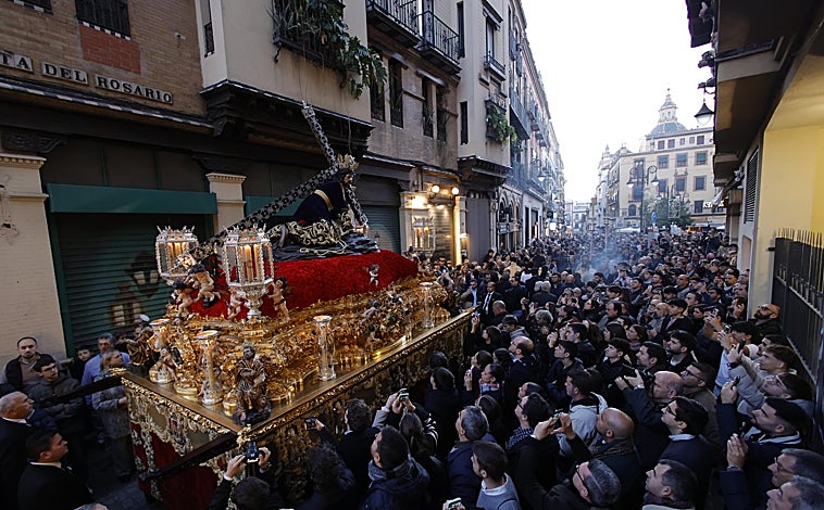 Imagen principal - Arriba, Nuestro Padre Jesús de las Penas deja atrás San Isidoro; abajo, a la izquierda, en su salida desde la Iglesia del Buen Suceso; a la derecha, justo delante del Gran Poder