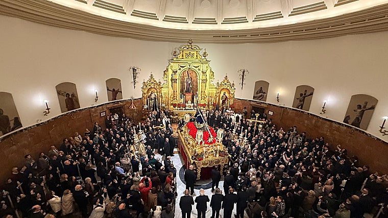 Representação da Basílica Jesús del Gran Poder com dois nazarenos olhando um para o outro.
