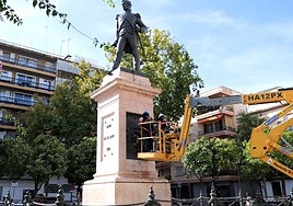 Finaliza la intervención integral sobre la escultura de Daoiz en la plaza de la Gavidia
