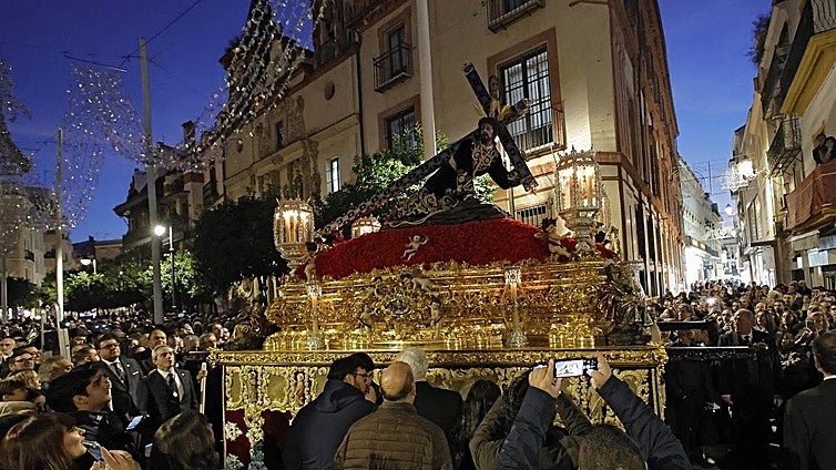 Así se desaforó el entorno de Cuna y Orfila al paso de la hermandad de las Penas