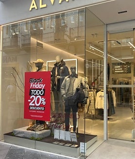 Imagem secundária 2 – Vitrines do centro de Sevilha com e sem descontos.