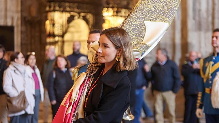 La concejal más joven portando el pendón de San Fernando