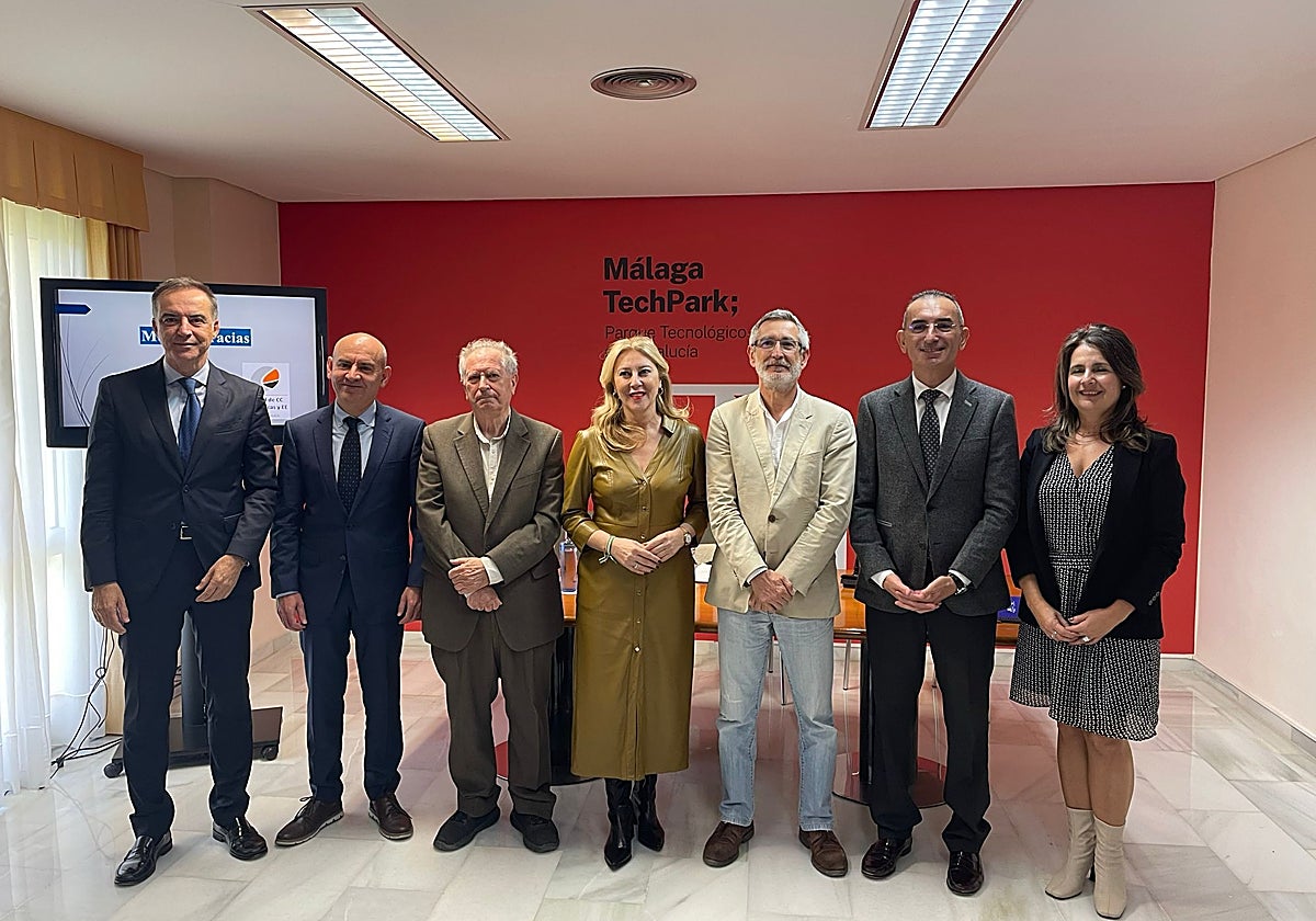 La consejera de Economía, Carolina España, junto a los autores del estudio