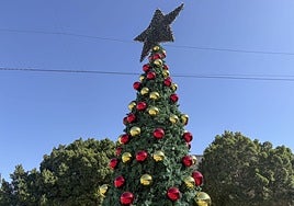 Un pueblo de Sevilla crea el primer 'barrio navideño' con calles repletas de decoración y figuras gigantes