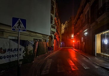 Imagen de archivo de una calle de Sevilla durante un apagón