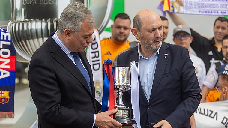 José Luis Sanz, alcalde de Sevilla, y Rafael Louzán, presidente de la RFEF, posan con motivo de la final de Copa de 2025