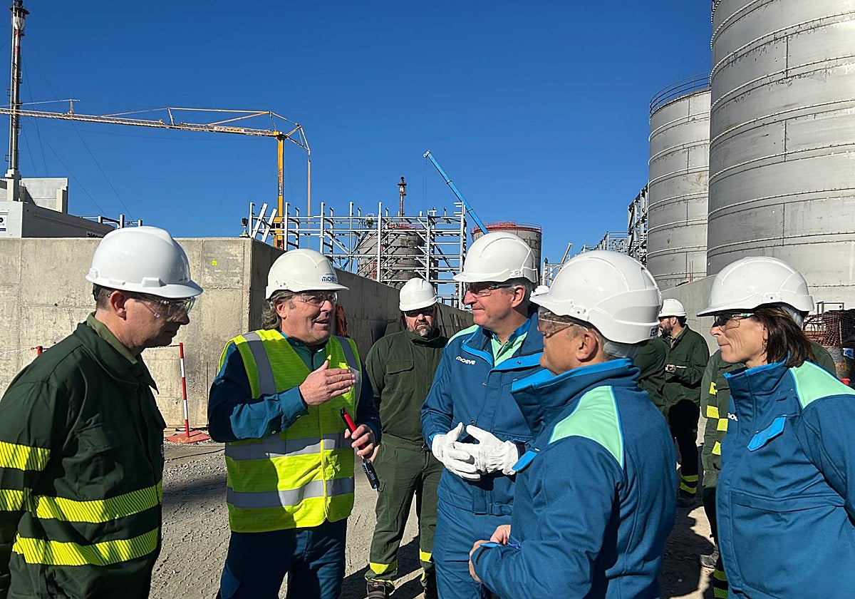 EL CEO de Moeve, Maarten Wetselaar, durante la visita a las obras de la planta de biocombustible