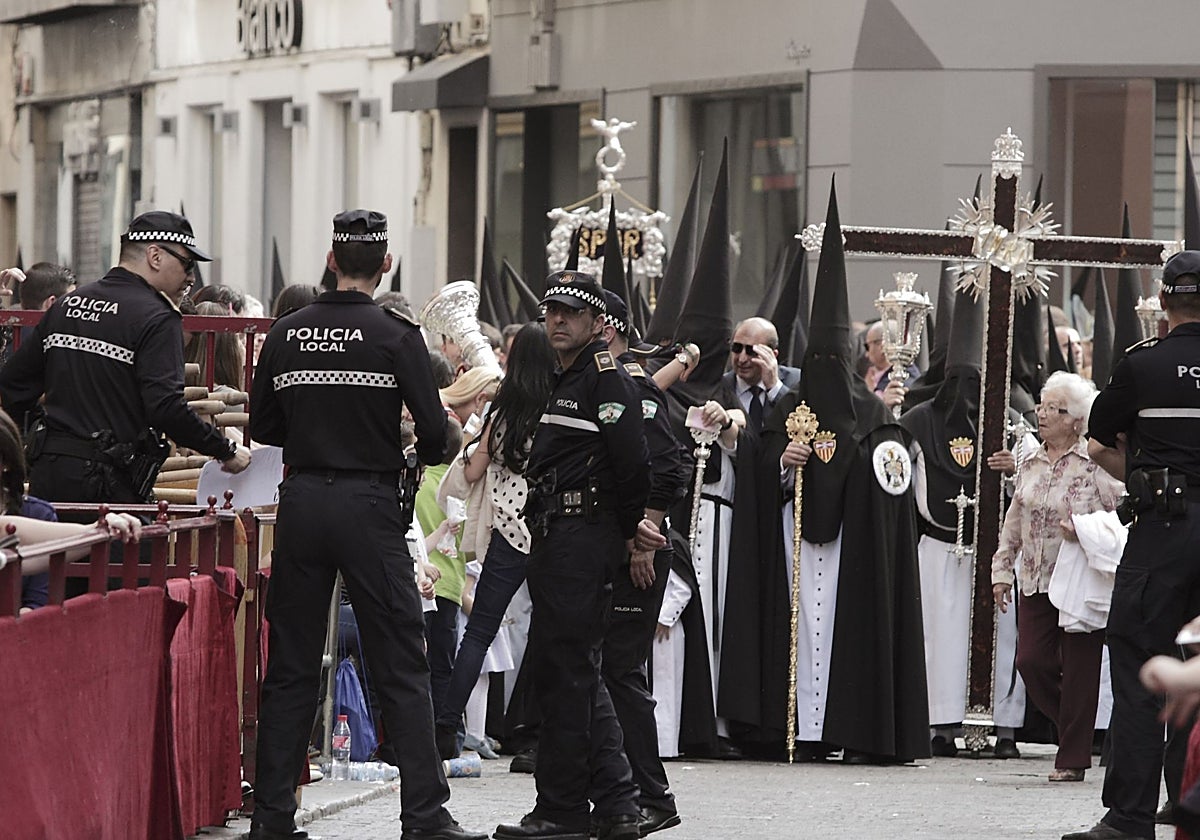 Varios agentesde la Policía Local en los accesos a la Carrera Oficial en Semana Santa