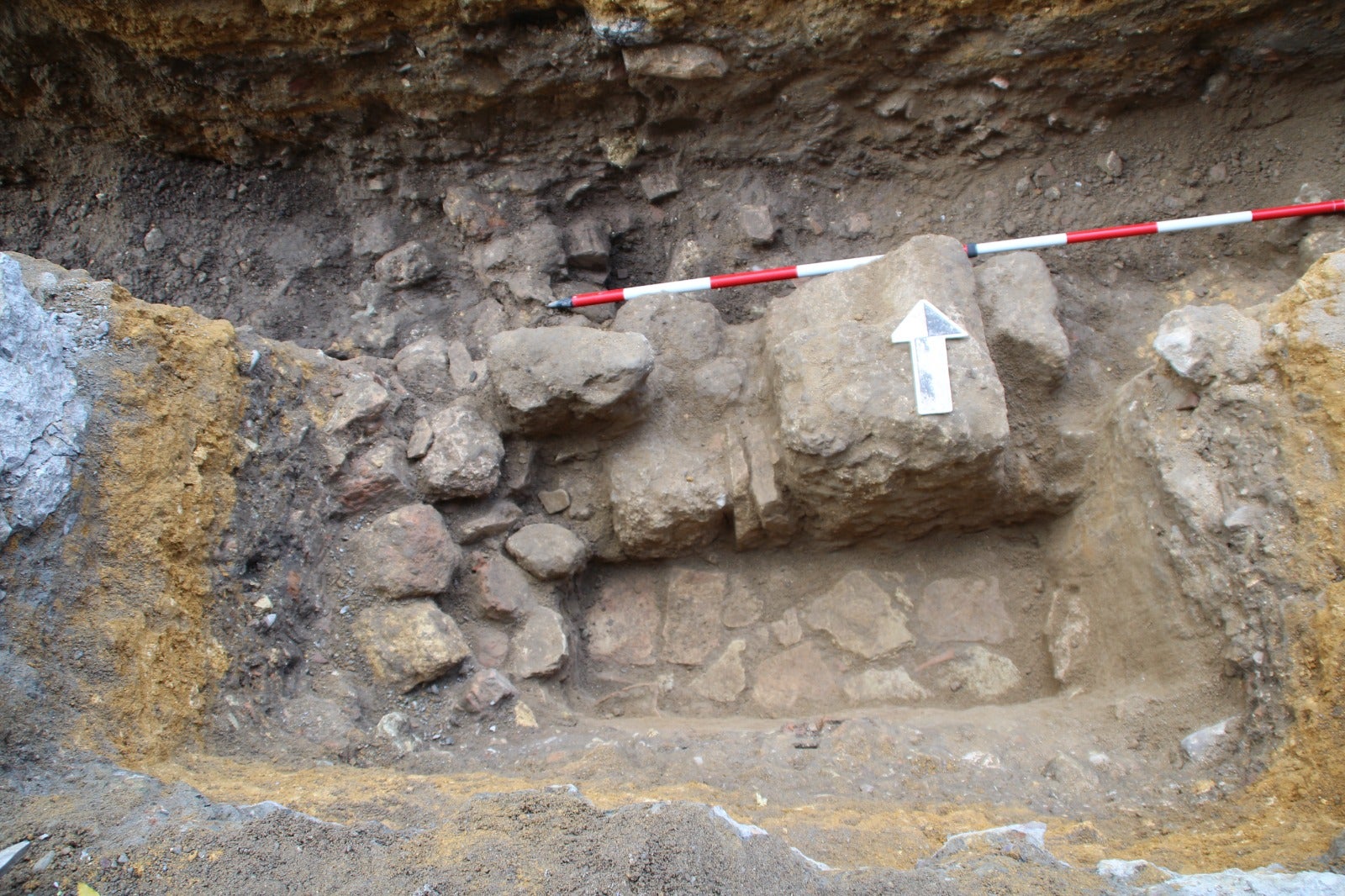 Trabajos de excavación de los nuevos restos arqueológicos en la calle Martín Villa de Sevilla, en imágenes