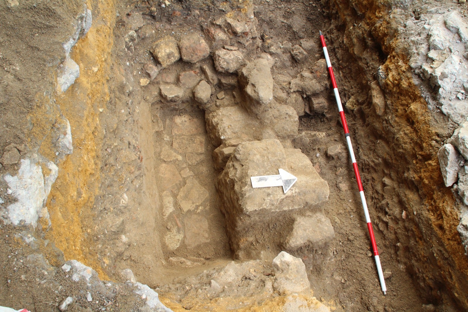 Trabajos de excavación de los nuevos restos arqueológicos en la calle Martín Villa de Sevilla, en imágenes