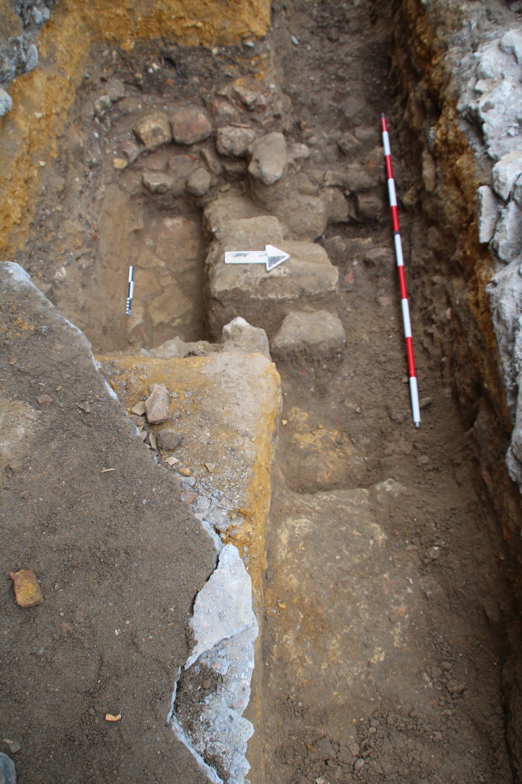 Trabajos de excavación de los nuevos restos arqueológicos en la calle Martín Villa de Sevilla, en imágenes