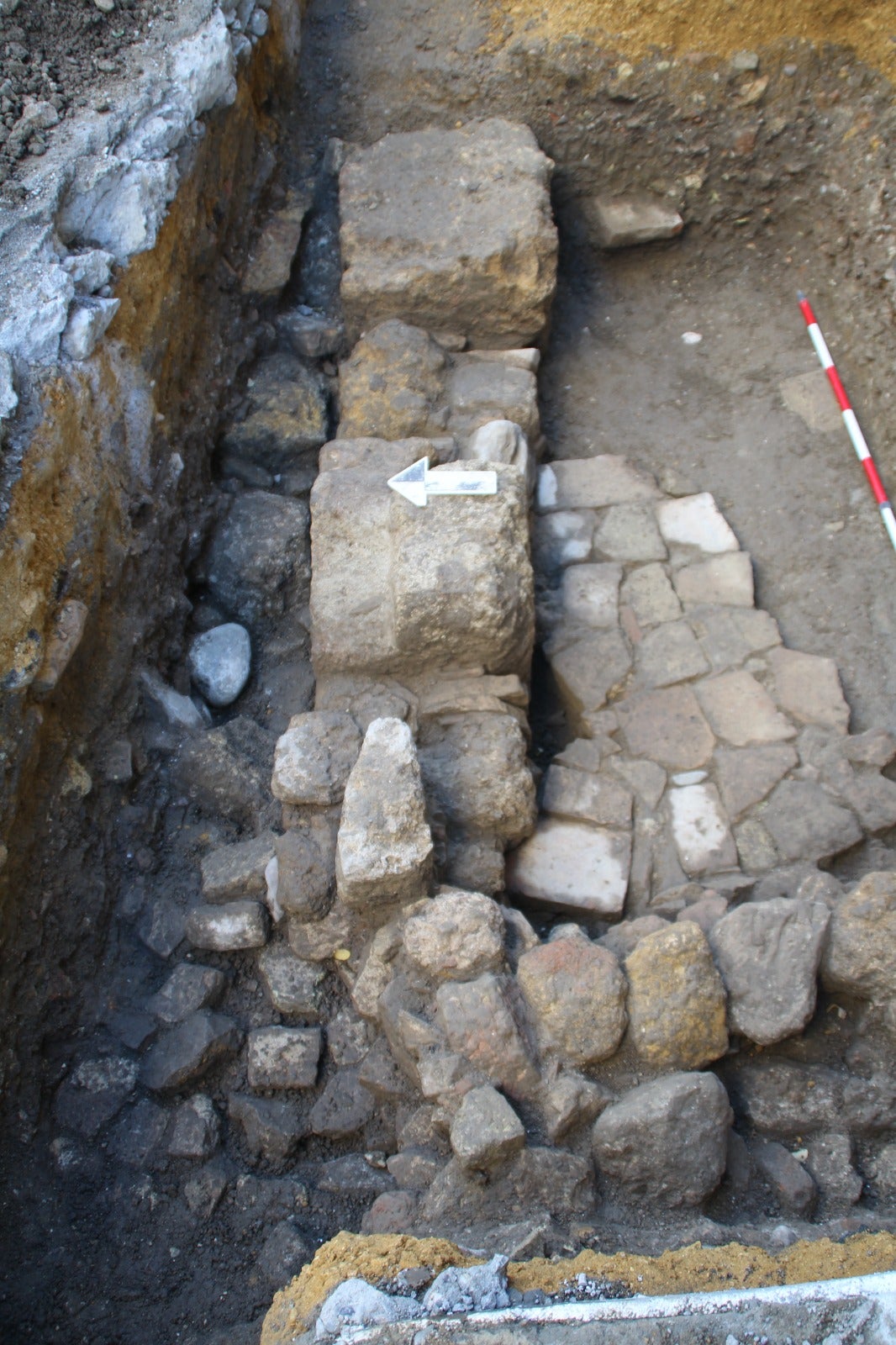 Trabajos de excavación de los nuevos restos arqueológicos en la calle Martín Villa de Sevilla, en imágenes