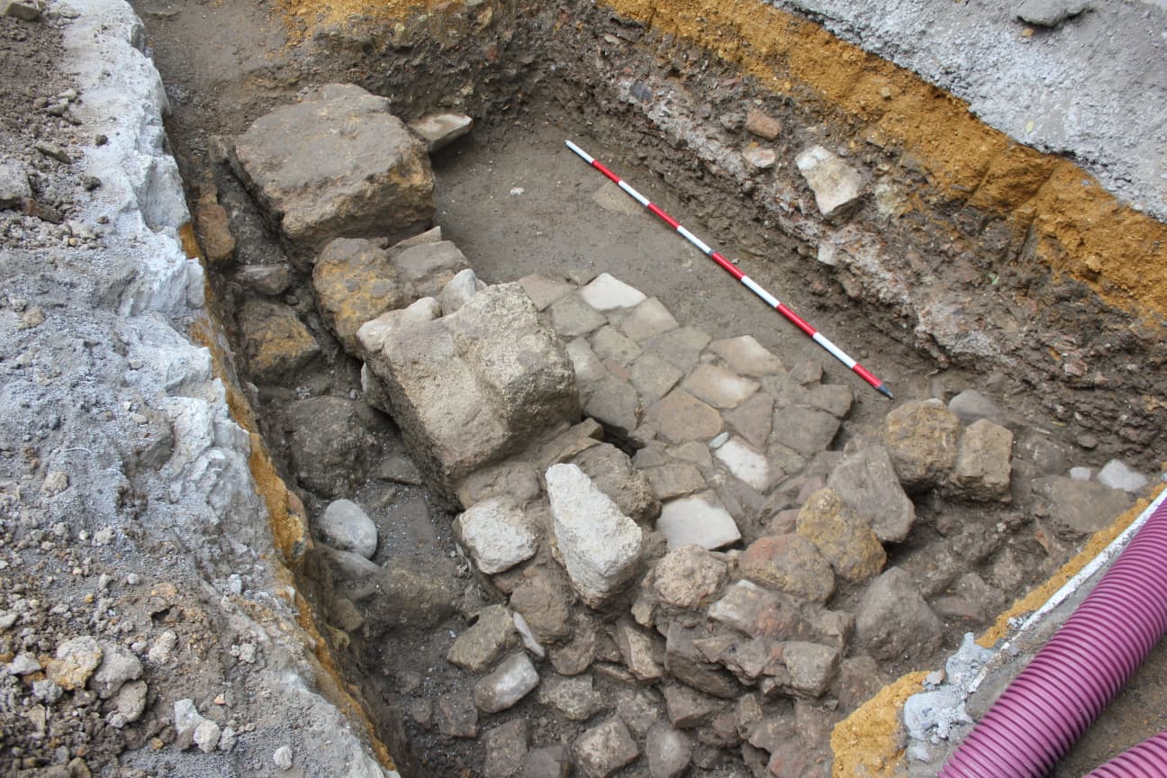 Trabajos de excavación de los nuevos restos arqueológicos en la calle Martín Villa de Sevilla, en imágenes