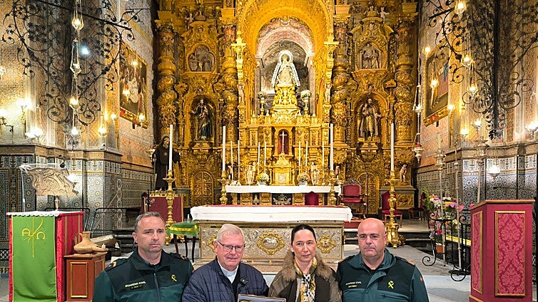 El traje del niño Jesús de la Virgen de Consolación de Utrera vuelve al santuario