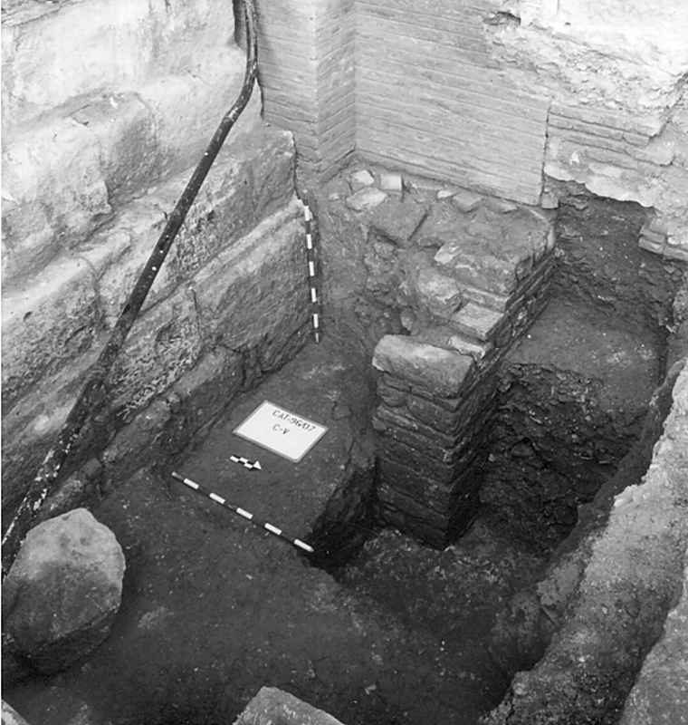 Cimentación de la Giralda con material romano reutilizado en la esquina junto a la Puerta del Lagarto. Imagen: A. Jiménez / M. A. Tabales (ANÁLISIS ARQUEOLÓGICO DEL SECTOR EXTERIOR ORIENTAL DE LA CATEDRAL DE SEVILLA 1996)