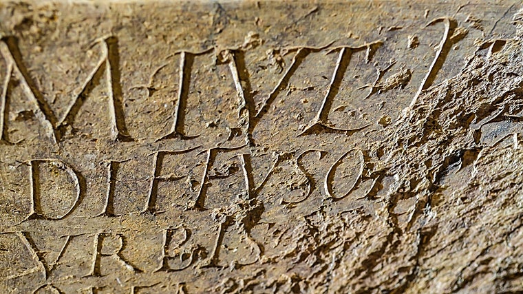 Detalle del pedestal de M. Iulius Hermesianus en la base de la Giralda. En la inscripción se lee DIFFVSORI OLEI AD ANNONAM VRBIS: el comerciante que envasaba y enviaba el aceite bético para el abastecimiento oficial de Roma