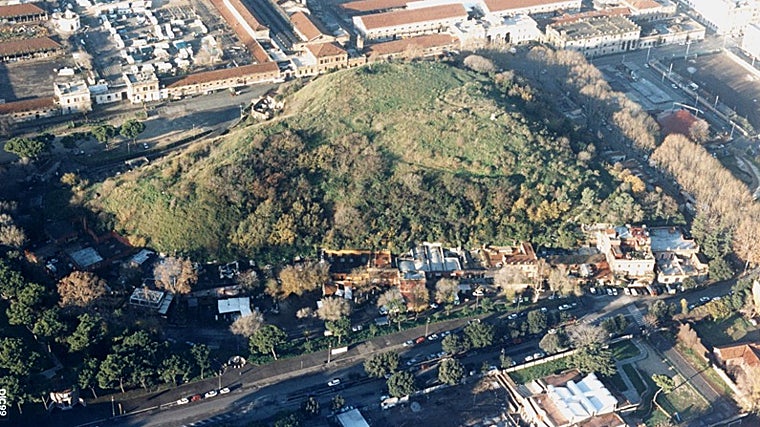 Monte Testaccio en Roma formado por millones de ánforas golearías de la Bética