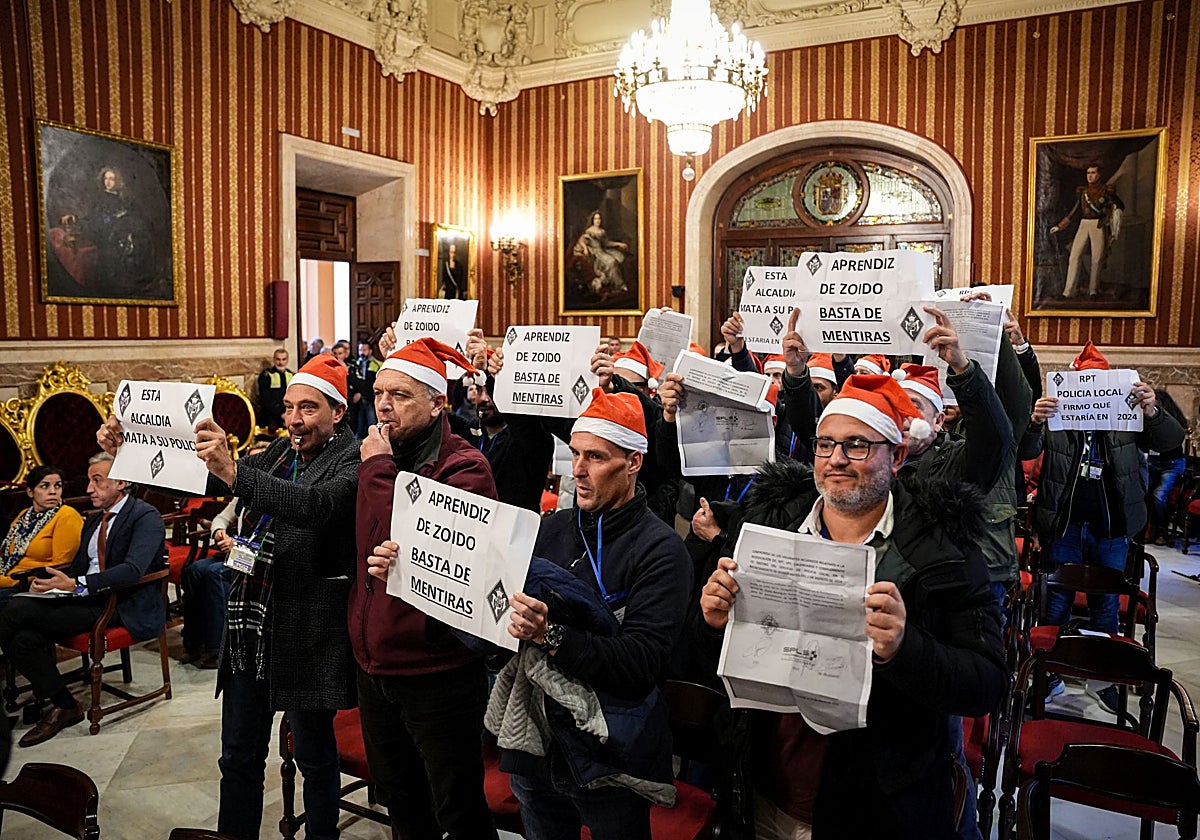 Protesta de los sindicatos de la Policía Local en el Pleno de ayer en el Ayuntamiento de Sevilla