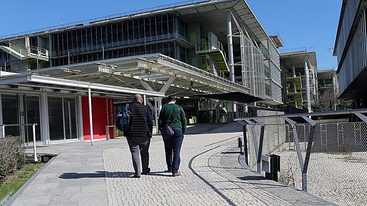 Cox deja en un mes uno de los dos edificios que ocupa en Palmas Altas y prepara su marcha en un año