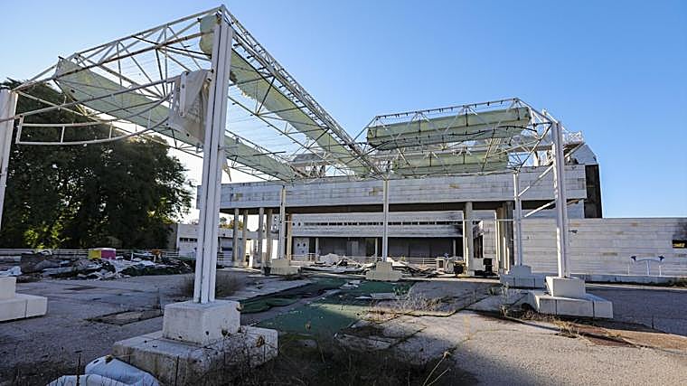 In the bowels of the Rocío Jurado Hall a year after the great fire