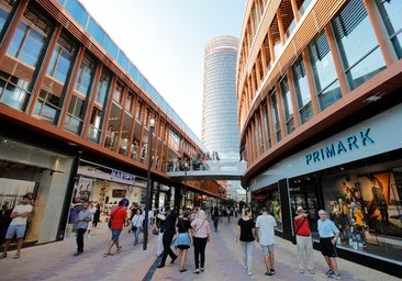CaixaBank pone a la venta la torre y el centro comercial, pero CaixaForum es intocable