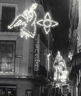 Imagen secundaria 2 - Estampas de la iluminación de los años sesenta y setenta en Sevilla