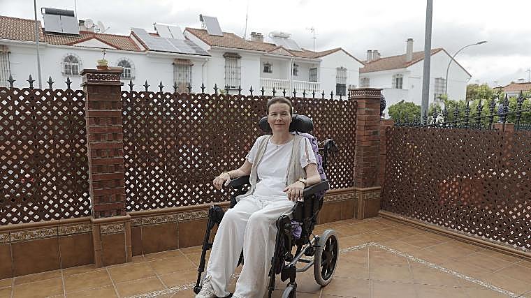 Maria Luisa Pérez, in the courtyard of her home in Seville