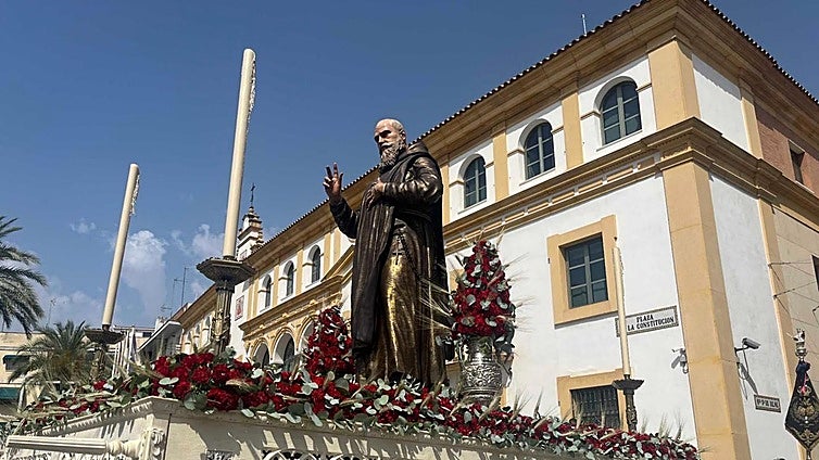 Procesión del Beato Bienvenido en Dos Hermanas para clausurar el 125 aniversario del colegio San Hermenegildo
