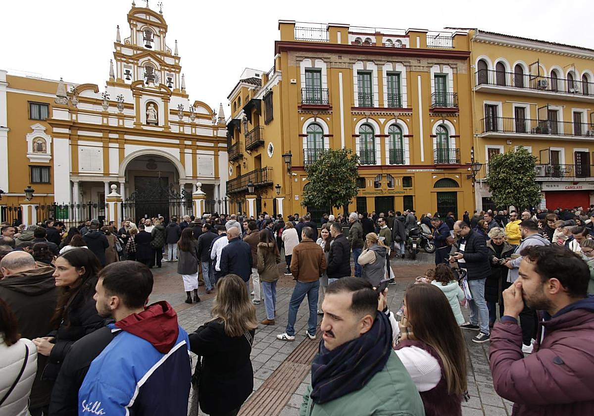 Colas ante la basílica de la Macarena