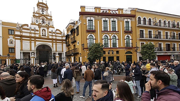 Largas colas en la basílica para votar en las elecciones de la Macarena