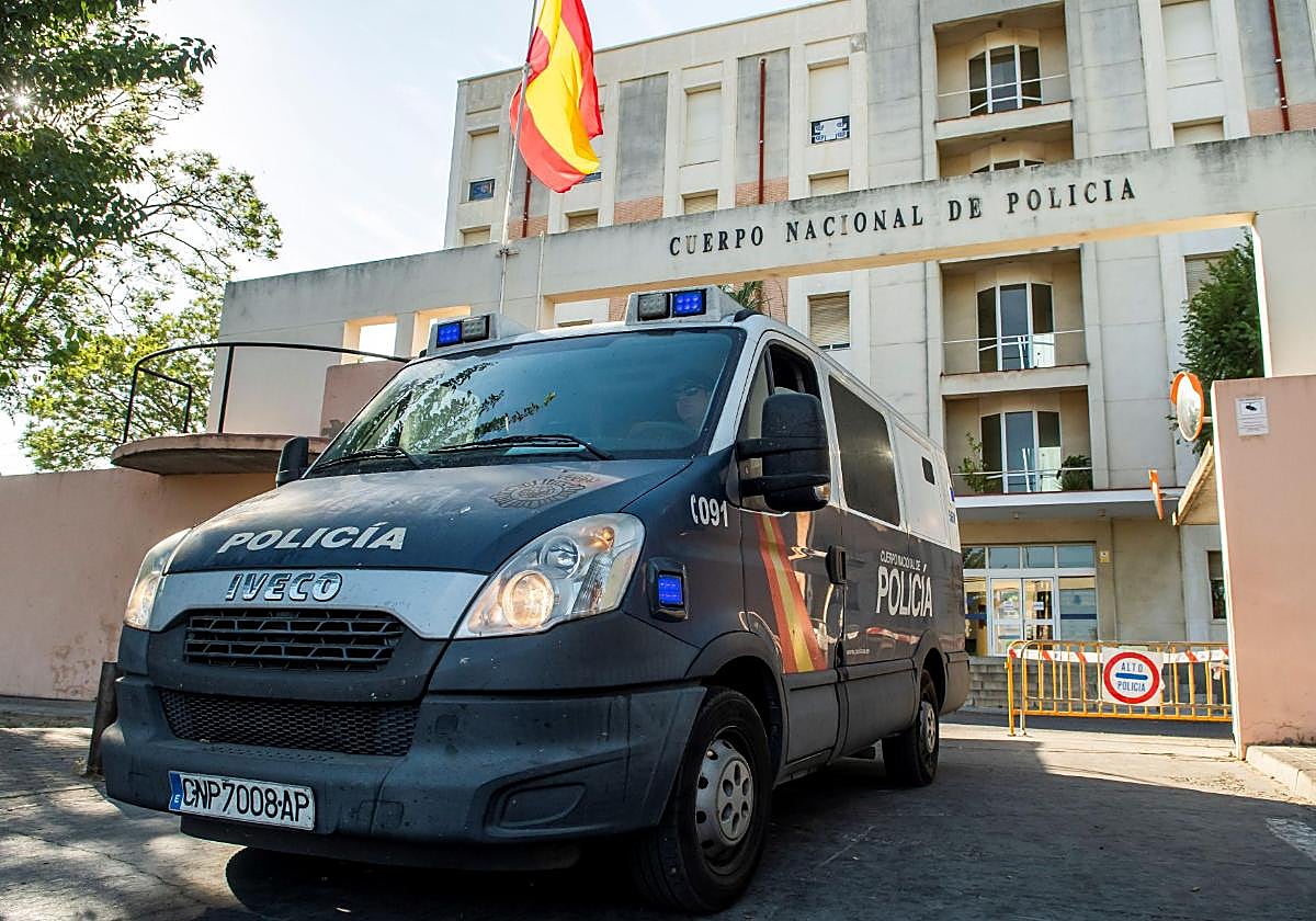 Furgón policial en la sede de `Blas Infante