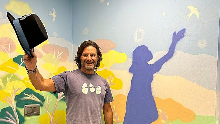 Pepe Yáñez llena de color la Unidad de Salud Mental del Hospital Virgen Macarena