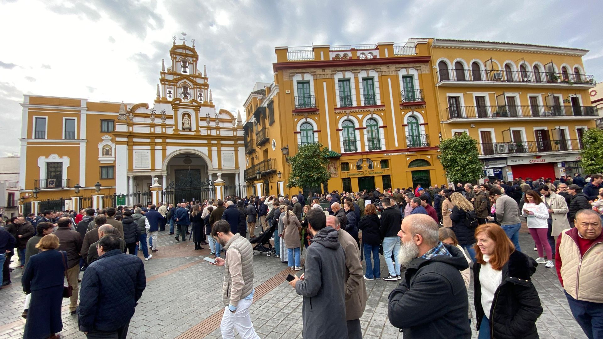 Largas colas a las puertas de la basílica de la Macarena para votar en las elecciones, en imágenes
