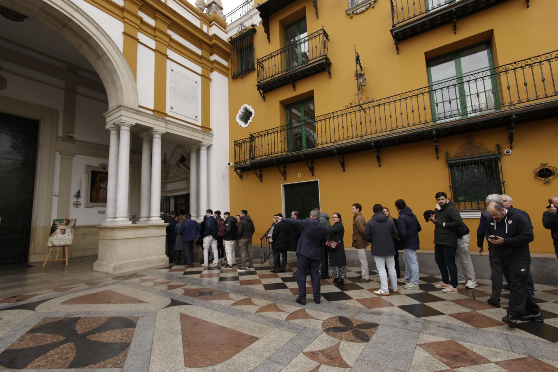 Largas colas a las puertas de la basílica de la Macarena para votar en las elecciones, en imágenes