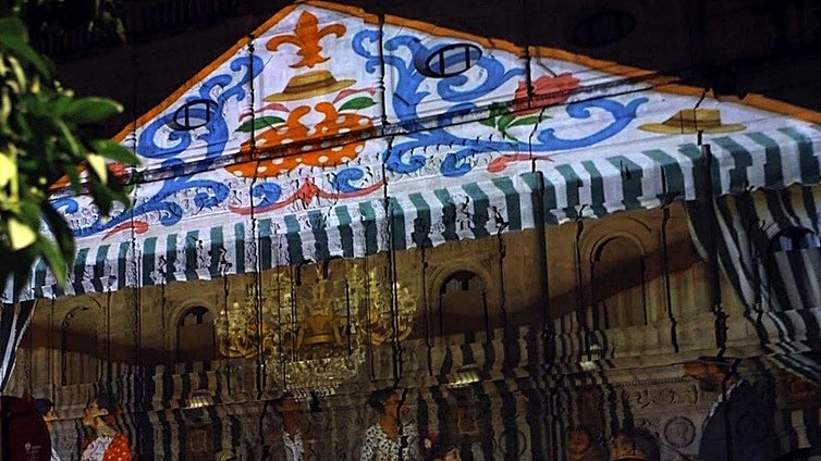 Vídeo | La Feria de Sevilla y la Semana Santa 'se cuelan' en el mapping de la Plaza de San Francisco de Sevilla