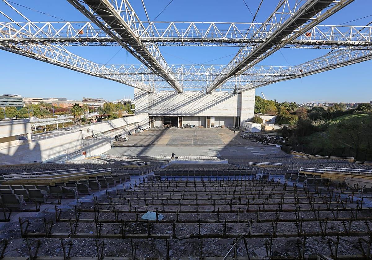 Estado actual de las gradas y el escenario del auditorio Rocío Jurado