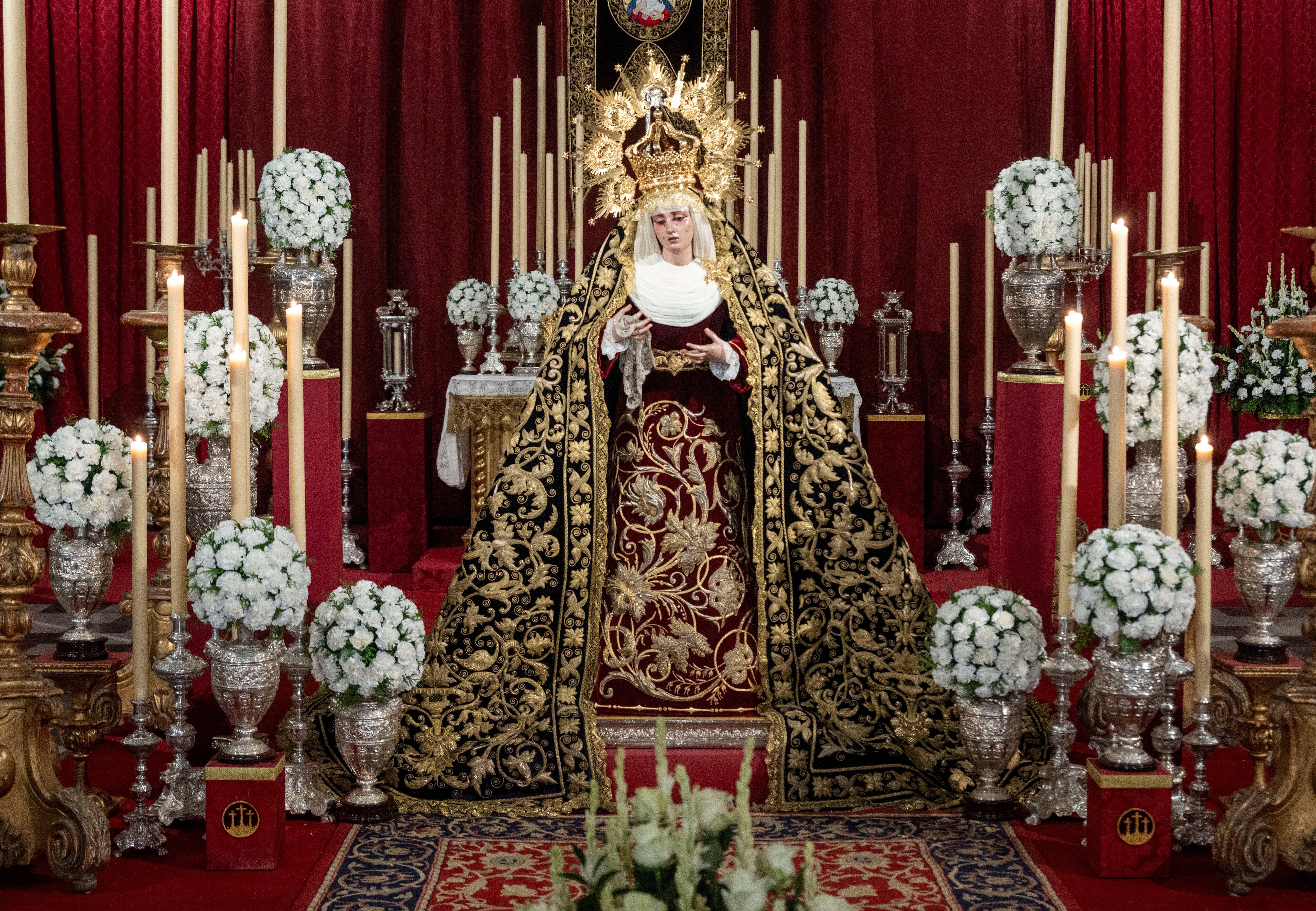 El besamanos de la Caridad del Baratillo y Presentación del Calvario, en imágenes