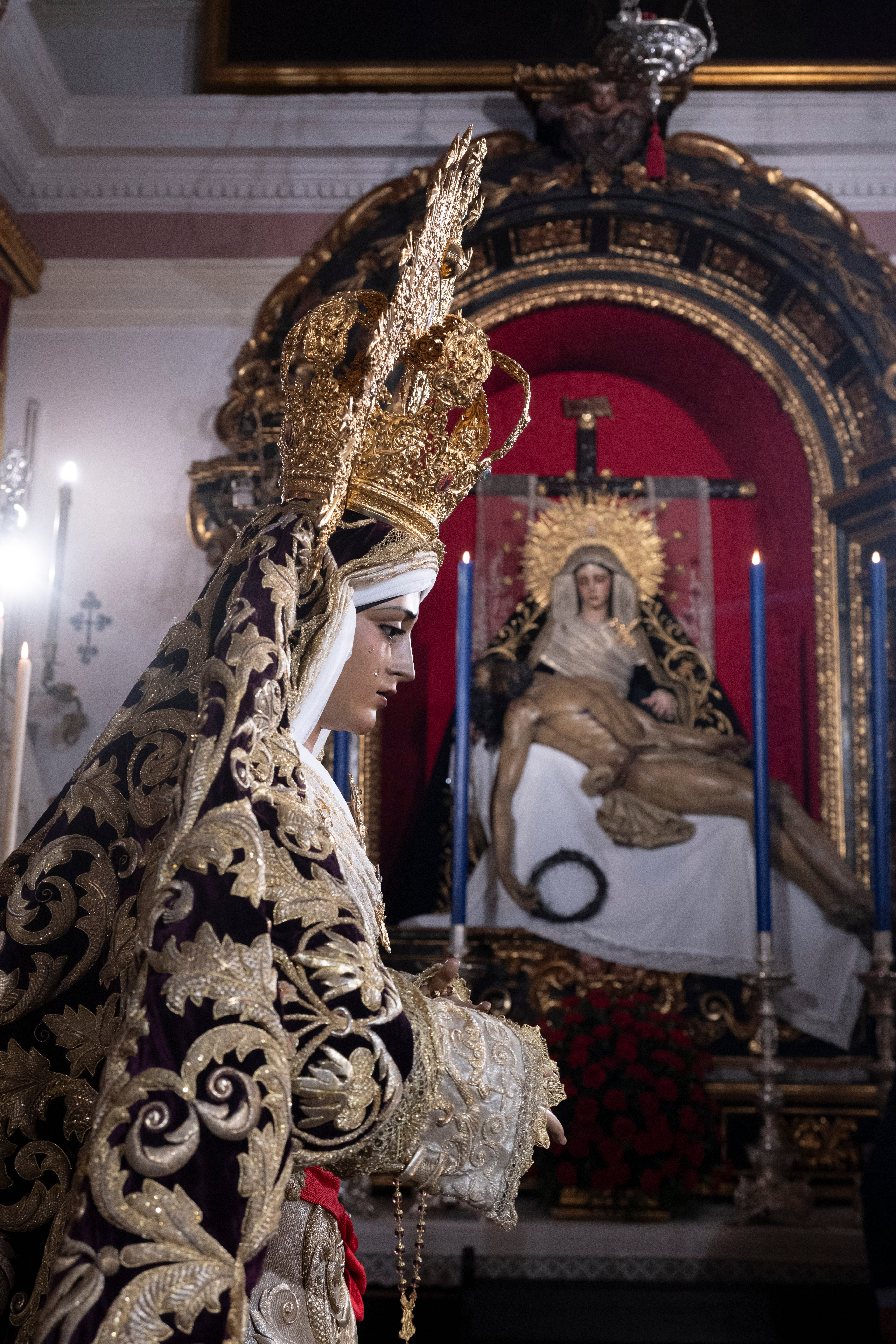 El besamanos de la Caridad del Baratillo y Presentación del Calvario, en imágenes