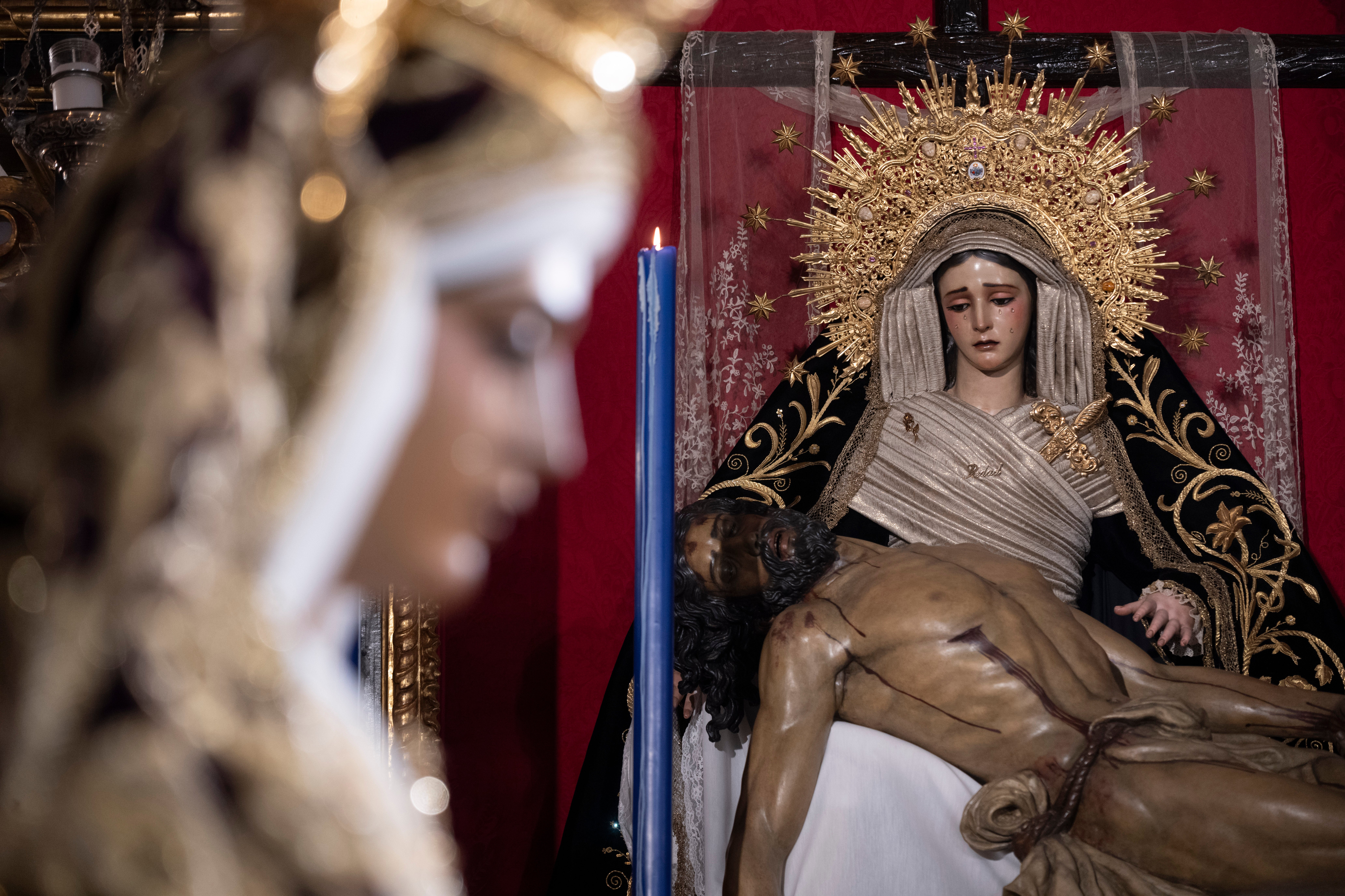 El besamanos de la Caridad del Baratillo y Presentación del Calvario, en imágenes