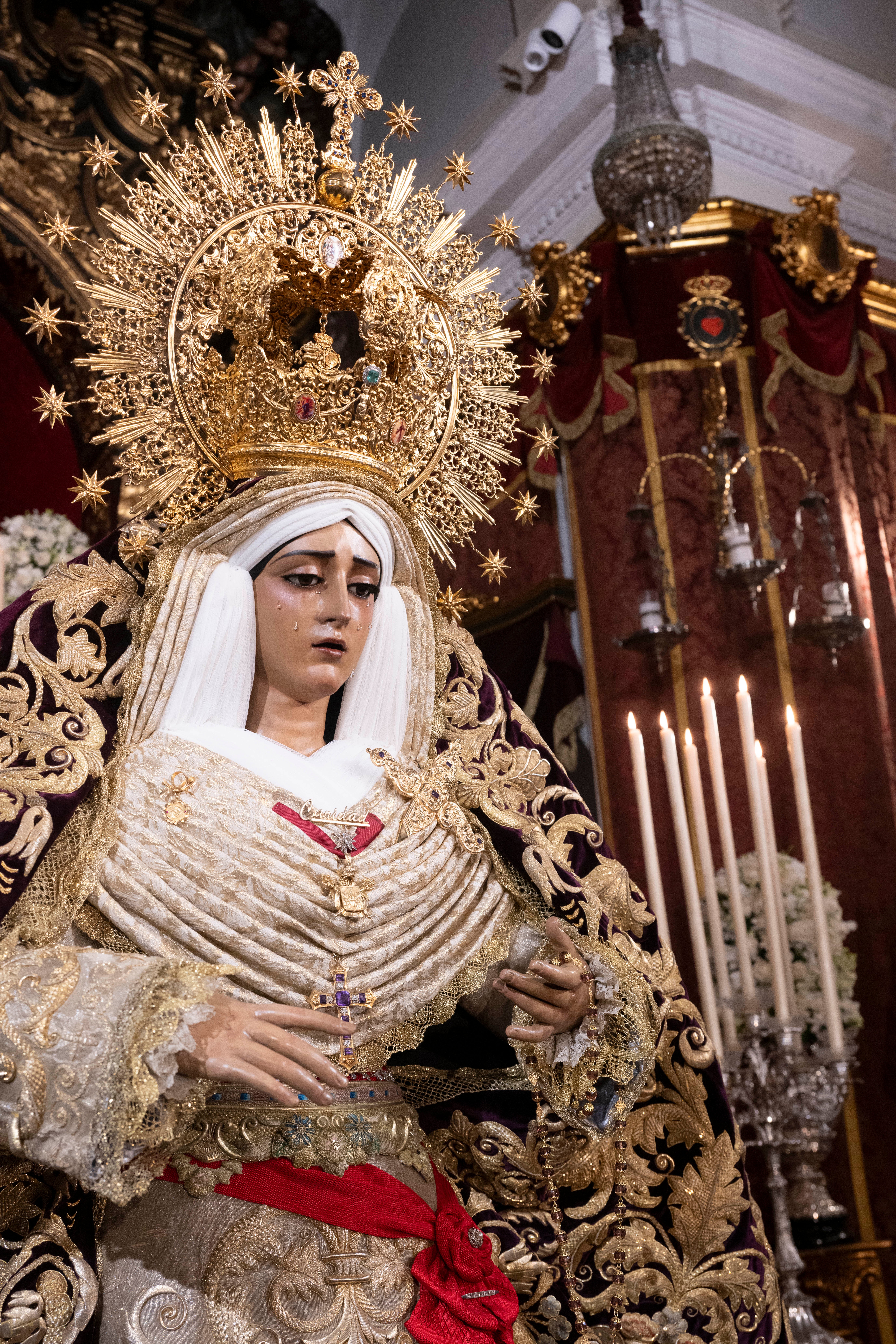 El besamanos de la Caridad del Baratillo y Presentación del Calvario, en imágenes