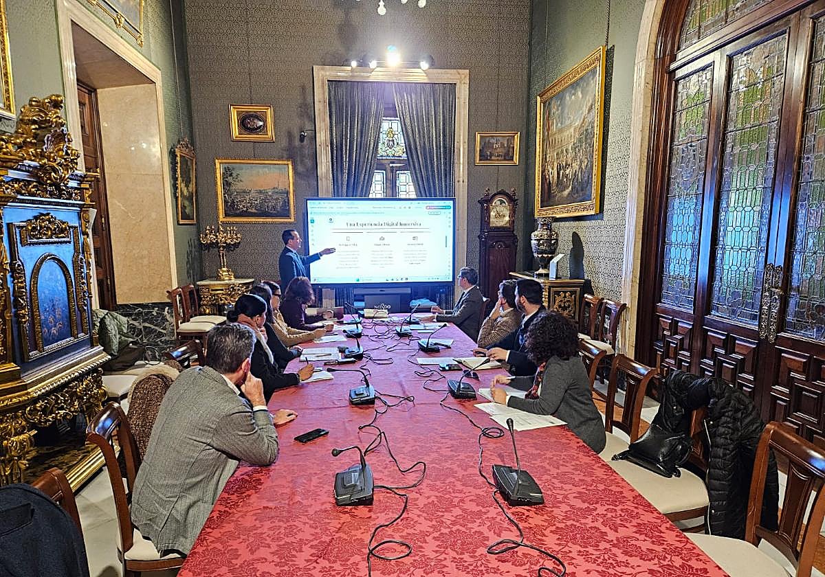 Imagen debatiendo sobre los negocios en el Ayuntamiento de Sevilla