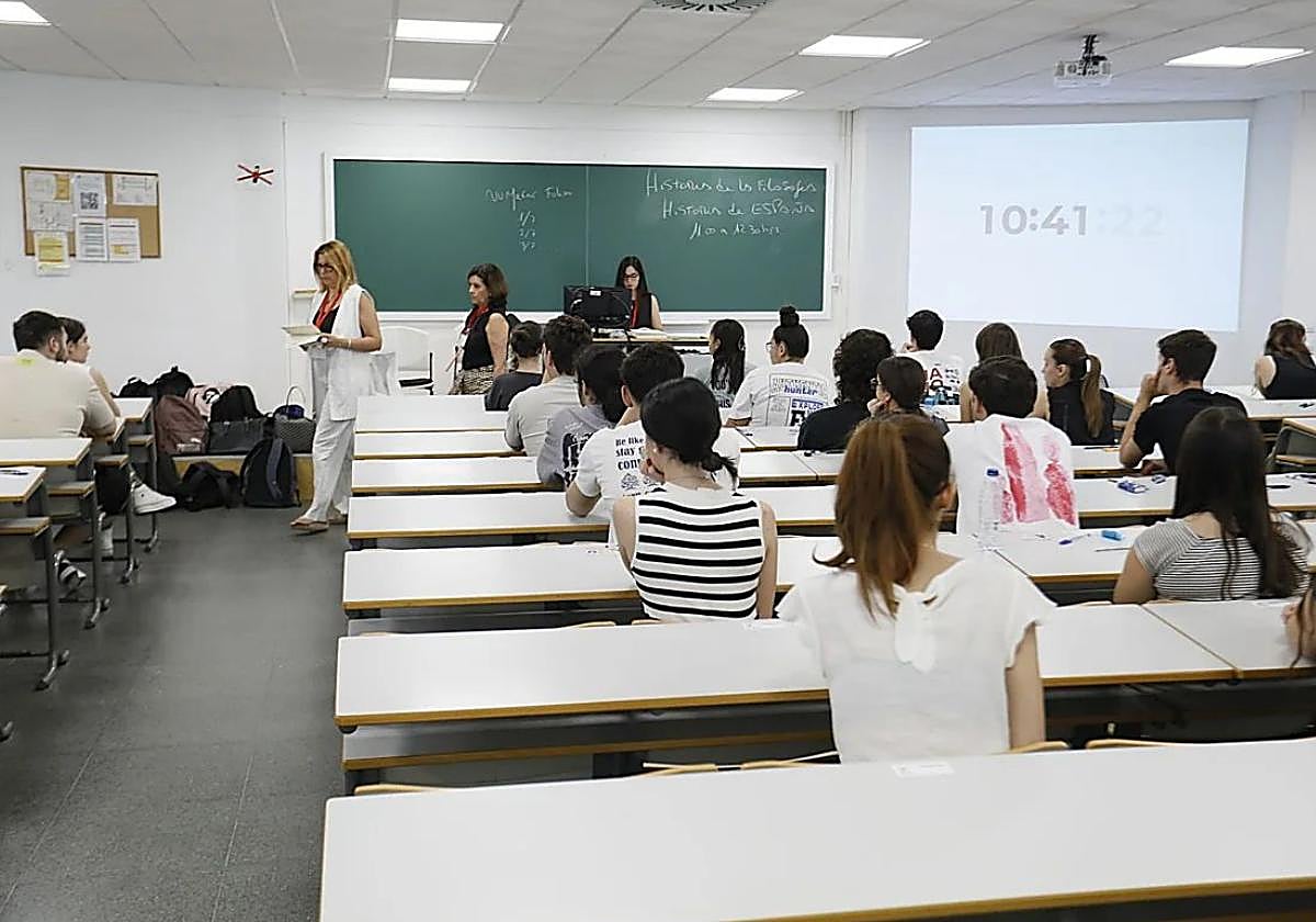 Estudiantes de la Universidad de Sevilla durante una clase
