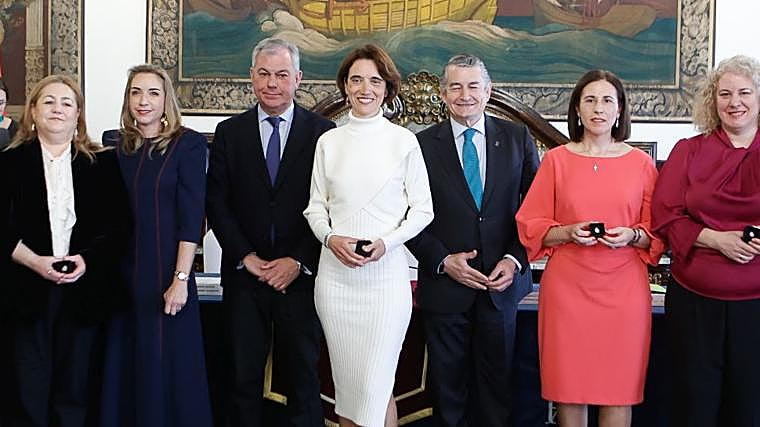 Jimena Castellano (centro da foto) recebe medalha de prata.