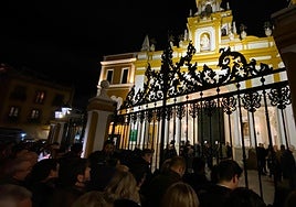 La contracrónica de la noche electoral en la Macarena: Cabezuelo ya ganó en el atrio de la basílica