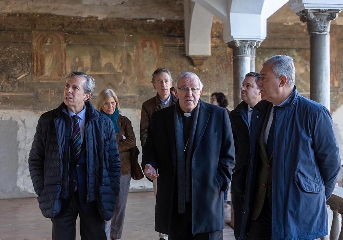 El arzobispo de Sevilla, monseñor Saiz Meneses, junto al alcalde de Sevilla en la visita a Santa Inés este lunes